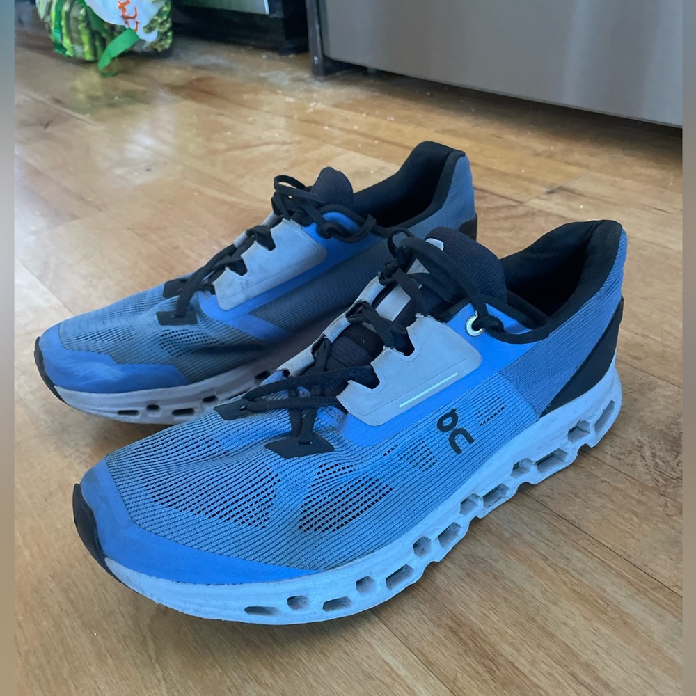 Very lightly used On Cloud Womens Sneakera Size 10.5